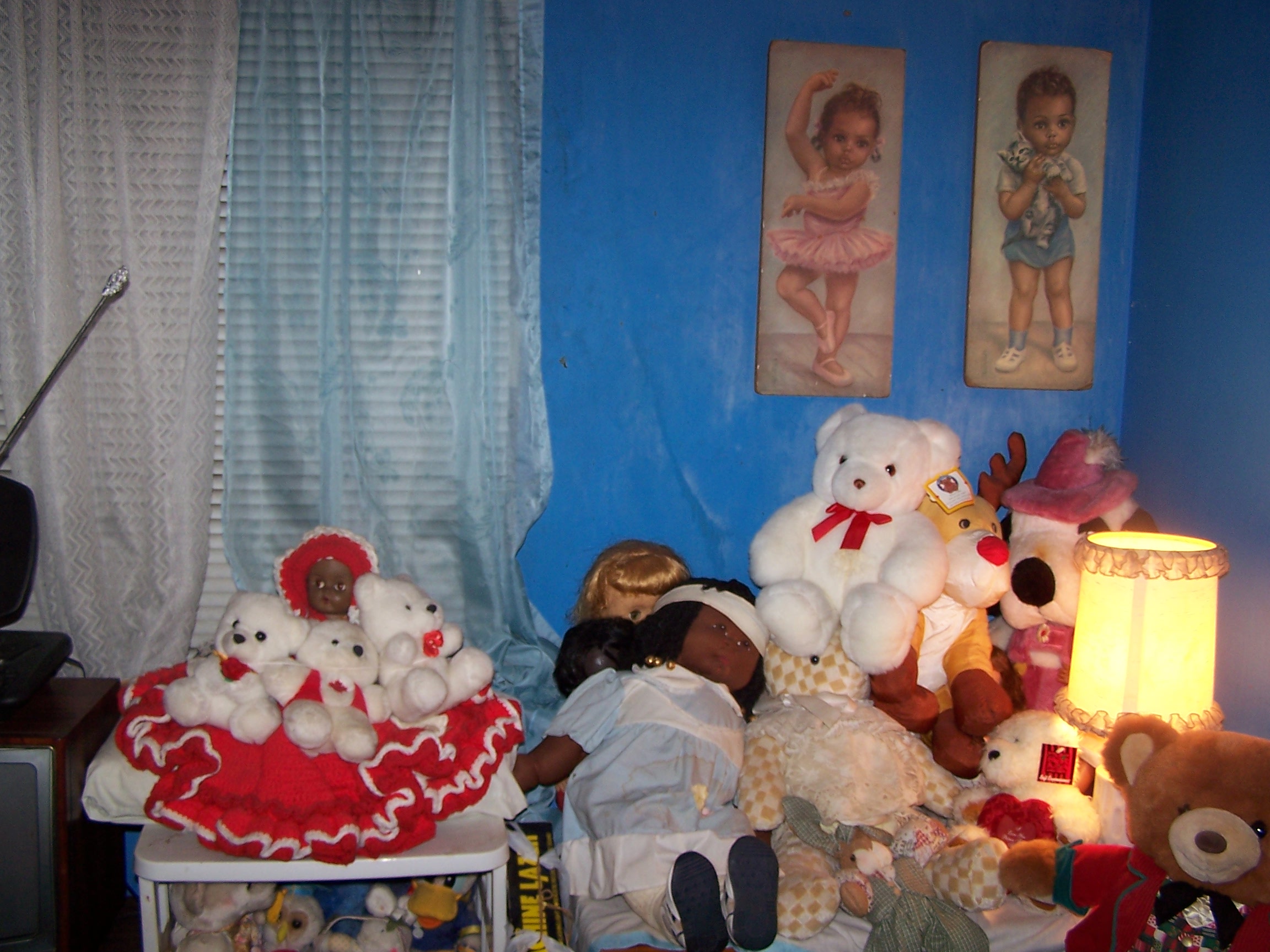 walls and dolls
